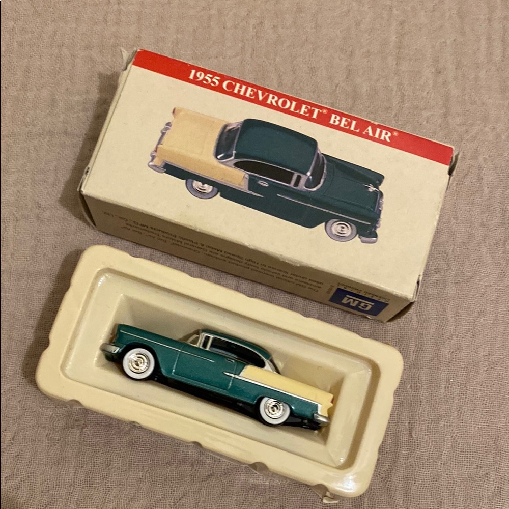 Classic 1955 Chevrolet Bel Air Diecast Model - Green and Cream